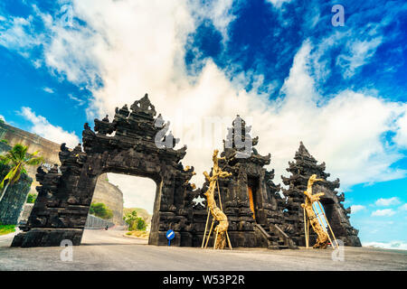 Wunderschöne Aussicht auf Melasti Beach. Blaues Meer mit Wellen, klaren Himmel und weißer Sand in den Indischen Ozean, South Kuta, Bali. Stockfoto