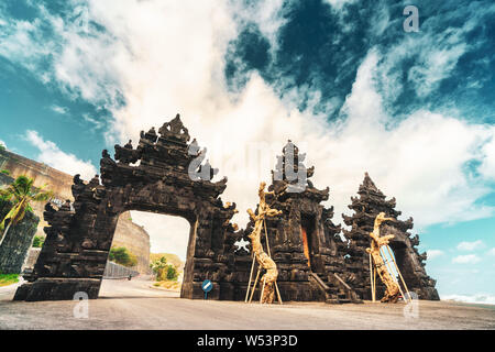 Traditionelle hinduistische Tempel mit schönen Pforte für den Transport am Pantai Melasti Beach. Bali, Indonesien. Stockfoto