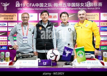 (Von links) Trainer Thomas Dennerby von Nigeria, Jia Xiuquan von China, Yoon Deok-yeo von Südkorea, Mirel Albon von Rumänien nehmen an einer Presse conferen Stockfoto