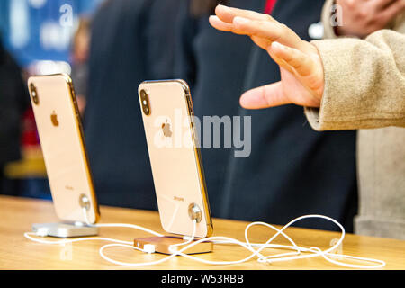 ------ Chinesische Kunden versuchen, iPhone Smartphones in einem Apple Store in Shanghai, China, 19. Januar 2019. Hon Hai Precision Industry - Besser kn Stockfoto