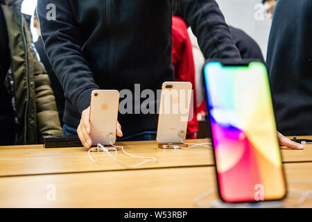 ------ Chinesische Kunden versuchen, iPhone Smartphones in einem Apple Store in Shanghai, China, 19. Januar 2019. Das iPhone von Apple Sendungen in China plung Stockfoto