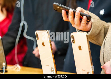 ------ Chinesische Kunden versuchen, iPhone Smartphones in einem Apple Store in Shanghai, China, 19. Januar 2019. Hon Hai Precision Industry - Besser kn Stockfoto