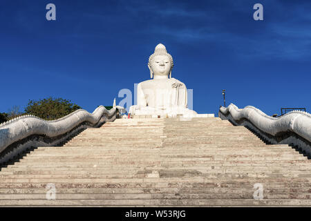 Big Buddha Phuket, eine 45 Meter hohe weiße Marmorstatue, ist sichtbar von jedem Ort im südlichen Teil von Phuket. Stockfoto