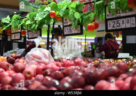 ---- Ein Kunde Geschäfte für Früchte in einem Supermarkt in Renhuai Stadt, Provinz Guizhou im Südwesten Chinas, 10. Januar 2019. China kann die Uno überholen Stockfoto