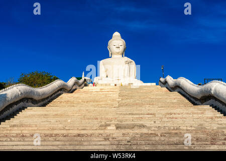 Big Buddha Phuket, eine 45 Meter hohe weiße Marmorstatue, ist sichtbar von jedem Ort im südlichen Teil von Phuket. Stockfoto