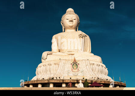 Big Buddha Phuket, eine 45 Meter hohe weiße Marmorstatue, ist sichtbar von jedem Ort im südlichen Teil von Phuket. Stockfoto