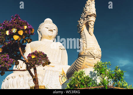 Big Buddha Phuket, eine 45 Meter hohe weiße Marmorstatue, ist sichtbar von jedem Ort im südlichen Teil von Phuket. Stockfoto