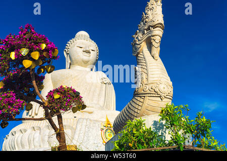 Big Buddha Phuket, eine 45 Meter hohe weiße Marmorstatue, ist sichtbar von jedem Ort im südlichen Teil von Phuket. Stockfoto
