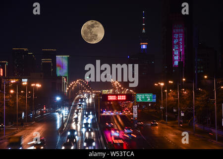 Eine supermoon ist in den Nachthimmel über Shijiazhuang Stadt gesehen, North China Provinz Hebei, 21. Januar 2019. Das erste Jahr supermoon, wenn eine vollständige Stockfoto