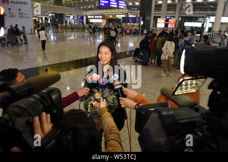 Hong Kong Fechter Vivian Kong Mann Wai erhält ein Interview nach dem Internationalen Flughafen Hong Kong in Hong Kong, China ankommen, 16. Januar 2019. Stockfoto