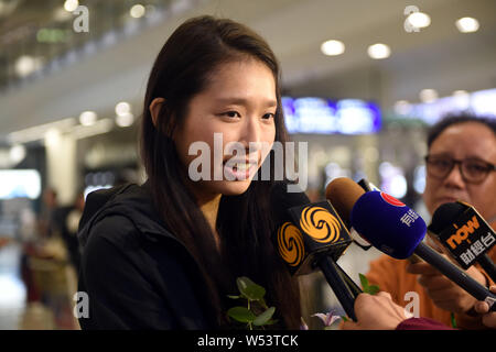 Hong Kong Fechter Vivian Kong Mann Wai erhält ein Interview nach dem Internationalen Flughafen Hong Kong in Hong Kong, China ankommen, 16. Januar 2019. Stockfoto