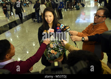 Hong Kong Fechter Vivian Kong Mann Wai erhält ein Interview nach dem Internationalen Flughafen Hong Kong in Hong Kong, China ankommen, 16. Januar 2019. Stockfoto