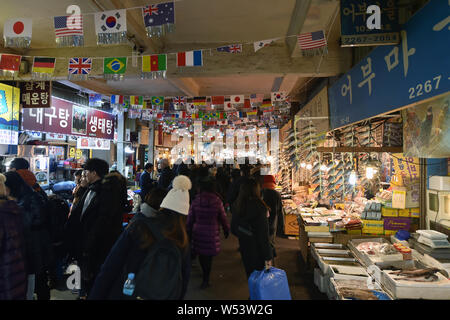 Touristen Shop und in Restaurants und Imbissstände in der gwangjang Markt in Seoul, Südkorea, 5. Januar 2019 Essen. Gwangjang Markt, zuvor Don Stockfoto