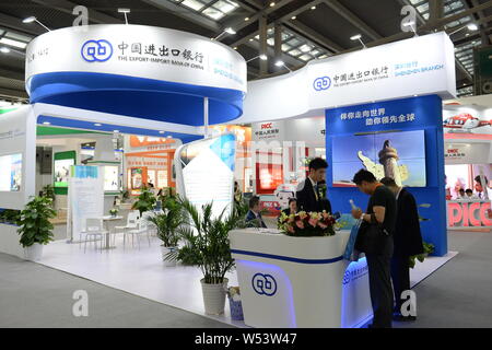 ---- Leute, die am Stand der ZheJiang Zweig der Export - Import Bank of China während einer Messe in Shenzhen City, South China Guangdon Stockfoto