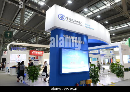 ---- Leute, die am Stand der ZheJiang Zweig der Export - Import Bank of China während einer Messe in Shenzhen City, South China Guangdon Stockfoto