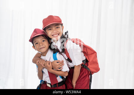 Indonesische Student trägt uniform Lächeln für die Kamera Stockfoto