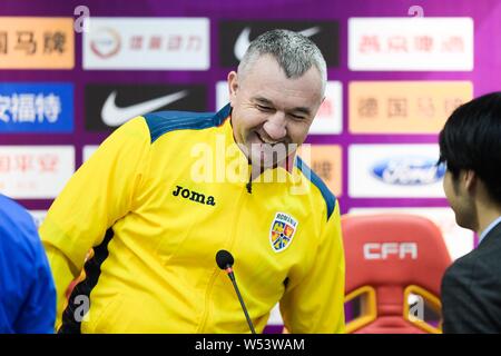 Head Coach Mirel Albon der nationalen rumänischen Frauen Fußball-Team nimmt an einer Pressekonferenz der CFA-Team China's International Frauen Fußball-Tour Stockfoto