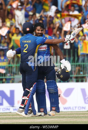 Juli 26, 2019, Colombo, Western Province, Sri Lanka: Sri Lankan cricketer Kusal Perer (R) feiert ein Jahrhundert als Teamkollege Kusal Mendis (L) während der ersten Tag International Cricket Match zwischen Sri Lanka und Bangladesch auf der R. Premadasa Stadium in Colombo am 26. Juli 2019. Credit: Pradeep Dambarage/ZUMA Draht/Alamy leben Nachrichten Stockfoto