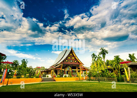 Amazing Thailand Tempel in die traditionelle thailändische Architektur auf Hintergrund Landschaft Natur Landschaft bei Sonnenuntergang. Asien, Thailand Stockfoto