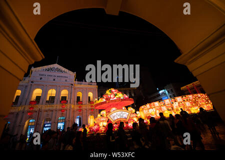 Laterne Dekorationen sind beleuchtet die kommende Frühjahr Festival oder das Chinesische Neue Jahr (Jahr des Schweins) in Macau, China, 27. Januar 2019 zu markieren. Stockfoto