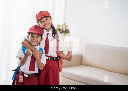 Indonesische Student trägt uniform Lächeln für die Kamera Stockfoto