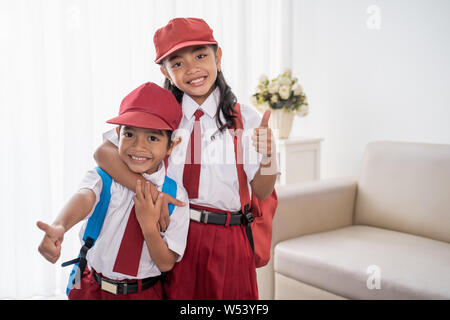 Primäre Schüler tragen Schuluniform, Daumen hoch Stockfoto