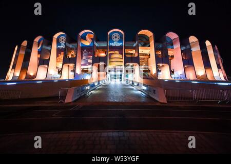 Die Mohammed Bin Zayed Stadion im Mittelpunkt stehen Der 2019 AFC Asian Cup wird von Leuchten in Abu Dhabi, Vereinigte Arabische Emirate, vom 8. Januar 2 Stockfoto