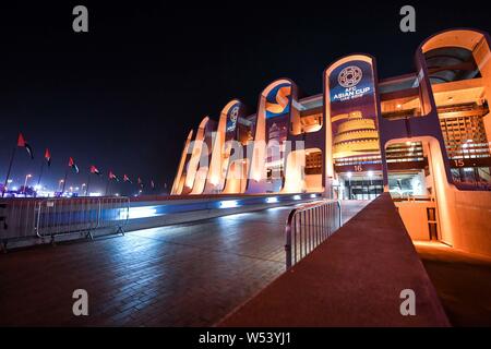 Die Mohammed Bin Zayed Stadion im Mittelpunkt stehen Der 2019 AFC Asian Cup wird von Leuchten in Abu Dhabi, Vereinigte Arabische Emirate, vom 8. Januar 2 Stockfoto