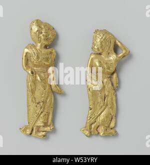 Zwei weibliche Figuren zwei weibliche Figuren, göttlichen Nymphe, ist wahrscheinlich Teil der Frauen Kopfbedeckung., anonym, Oost-Java, C. 1300 - C. 1400, gold (Metall), repoussé, h 3,5 cm × 6,0 cm, w Stockfoto