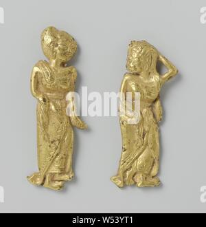 Zwei weibliche Figuren, zwei weibliche Figuren, göttlichen Nymphe, ist wahrscheinlich Teil einer Kopfbedeckung für Frauen., anonym, Oost-Java, C. 1300 - C. 1400, gold (Metall), repoussé, h 3,5 cm × 1,3 cm × w w 1,45 gr x h 3,2 cm × 1,7 cm × w w 1.31 Stockfoto