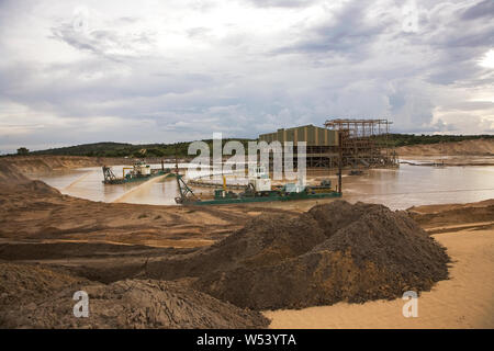 Verwaltung und Transport von mineralischen Sanden aus Titan am Standort der Mine. Bergbau durch Ausbaggerung in Süßwasserteichen. Die Keile pumpen Sand in die Nasskonzentratoranlage. Stockfoto