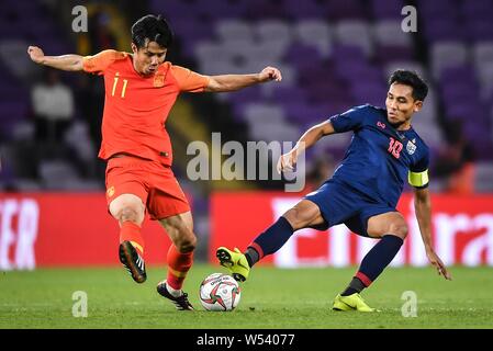 Hao Junmin von China, Links, Herausforderungen Teerasil Dangda von Thailand in der Runde der letzten 16 bei der Asienmeisterschaft 2019 in Al Ain, Vereinigte arabische Emirat Stockfoto