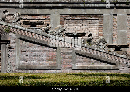 Detail der Dolphin Treppe in die obere Gärten in der Villa Farnese in Caprarola an einem Sommertag. Geschnitzte Delphine wechseln sich mit Stein Wasser Becken Stockfoto