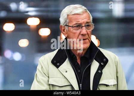 Italienischen Fußball Manager Marcello Lippi, der ehemalige Headcoach des Chinesischen Nationalen Männer Fußballmannschaft, kommt an der Guangzhou Baiyun Internatio Stockfoto