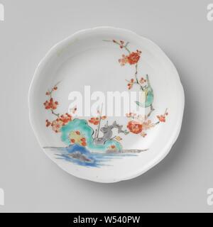 Gelappte Untertasse mit blume Spray und Vogel, Porzellan Teller, auf die Glasur in Blau, Rot, Grün, Gelb, Weiß und Schwarz, mit einem Vogel mit chrysantheme Filialen auf Spitze, auf der Untertasse ein Vogel in einem prunus Zweig von Felsen und Wasser gemalt. Tasse mit Untertasse vermutlich nicht gehören, angesichts der Unterschied in den Farben Rot und Gelb. Kakiemon Stil., anonym, Japan, C. 1670 - C. 1700, Edo-Periode (1600-1868), Porzellan (Material), Glasur, Verglasung, h 2 cm d 11cm d 6,3 cm Stockfoto