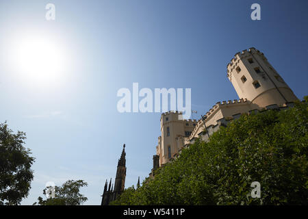 Koblenz, Deutschland. 26. Juli, 2019. Schloss Stolzenfels liegt hoch über dem Rhein bei Koblenz. Das Schloss wird weiter im laufenden Betrieb renoviert. Aufgrund der großen Menge von Touristen, jedoch gibt es keine Werke, die in der öffentlich zugänglichen Räume in diesen Tagen. Das Schloss ist ein Teil des UNESCO-Welterbes Mittelrheintal. Quelle: Thomas Frey/dpa/Alamy leben Nachrichten Stockfoto