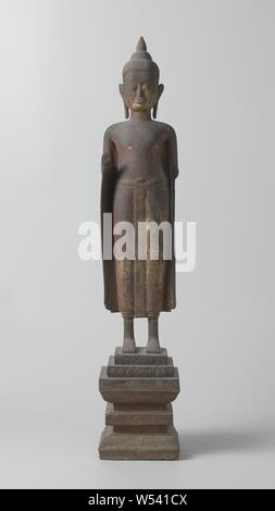 Buddha auf einem Sockel, Buddha, stehend auf einem Sockel, Hände und ein Teil der Arme fehlen., anonym, Kambodscha, 1400-1600, Holz (Pflanzen), Vergoldung (Material), Vergoldung, h 82,8 cm x W 15,8 cm x T 15,5 cm × w 5,0 kg Stockfoto