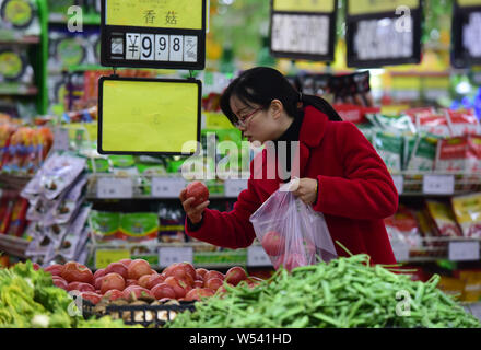 ---- Ein Kunde Geschäfte für Früchte in einem Supermarkt in Fuyang Stadt, im Osten der Provinz Anhui in China, 10. Januar 2019. Chinas Pro-Kopf-Ausgaben der Verbraucher Stockfoto