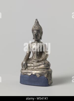 Buddha, Buddha sitzend auf einer Höhe (teilweise abgebrochen) (in paryanka) die rechte Hand ruht auf dem rechten Bein und die Finger sind nach unten (bhumisparsamudra). An der Basisstation, anonym, Thailand, 1500 - 1550, silber (Metall), h 17,7 cm x B 9,7 cm x T 6,4 cm Stockfoto