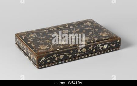 Box, Lack Kasten mit Deckel, mit Perlmutt floralen Motiven., anonym, Korea, C. 1500 - C. 1700, Choson - Dynastie (1392-1910), Holz (Pflanzen), Lack (Beschichtung), Perlmutt, h 18,0 cm x W 27,0 cm x T 4,3 cm Stockfoto