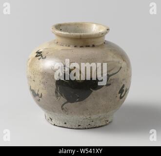 Glas mit einem laufenden Pferd und, Topf aus Steingut mit einem gedrückt kugelförmige Körper, mit einem weißen Schlamm bedeckt und in Braun lackiert unter der Glasur. Einem galoppierenden Pferd auf dem Bauch. Die Unterseite ist Unglasiert. Cizhou., anonym, China, C. 1500 - C. 1599, Ming-Dynastie (1368-1644)/Hongzhi-Periode (1488-1505)/Zhengde-Periode (1506-1521)/Jiajing-Periode (1522-1566)/Longqing-Periode (1567-1572)/Wanli-Periode (1573-1619), Steinzeug, Glasur, Verglasung, h 11,5 cm, d 7,1 cm d 13cm d 8,5 cm Stockfoto