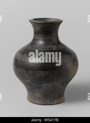 Vase mit zwei dekorativen Grenzen, Vase Steingut mit einer Kunst Elemente - geformte Körper und breit, breiter Hals. Teilweise poliert. Auf der Schulter zwei Bands mit Locken., anonym, China, C. -206-C. 220, Han-Dynastie (-206-220), Steingut, Polieren, h 20,7 cm, d 8,4 cm, d 16,5 cm, d 9,7 cm Stockfoto