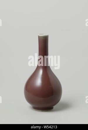 Pear-shaped Flasche Vase mit einem roten Glasur, Flasche-förmige Vase aus Porzellan mit einem Birnenförmigen Körper, bedeckt mit einem monochromen roten Glasur. Weiß glasiert in den Fuß und Lippe rim Rim. Alte Aufkleber auf der Unterseite mit 'Nicht 62'. Zwei Chips in der Kante. Monochromen., anonym, China, C. 1700 - C. 1799, Qing- Dynastie (1644-1912), Porzellan (Material), Glasur, Verglasung, h 24,3 cm, d 3,3 cm d 13cm d 6,8 cm Stockfoto