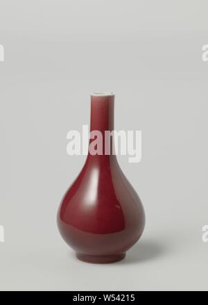 Pear-shaped Flasche Vase mit einem roten Glasur, Flasche-förmige Vase aus Porzellan mit einem Birnenförmigen Körper, bedeckt mit einem monochromen roten Glasur. Weiß glasiert in den Fuß und Lippe rim Rim. Monochromen., anonym, China, C. 1700 - C. 1799, Qing- Dynastie (1644-1912)/Kangxi-Periode (1662-1722)/Yongzheng-Periode (1723-1735) und Qianlong Periode (1736-1795)/Jiaqing-Periode (1796-1820), Porzellan (Material), Glasur, Verglasung, h 22,6 cm, d 3,3 cm d 13cm d 6,8 cm Stockfoto