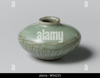 Hocke, ovale Vase, abgeflacht, Ei-förmigen Vase aus Steinzeug, mit einer gesprungenen grüne Glasur. Die Basis ist Unglasiert. Celadon., anonym, China, C. 1400 - C. 1599, Ming-Dynastie (1368-1644), Steinzeug, Glasur, Verglasung, h 6,9 cm, d 3,7 cm d11,5cm d 4,1 cm Stockfoto