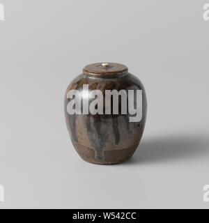 Tee Caddy mit einem goldenbrown Glasur, Staub Tee kann oder Steinzeug chaire mit Holz und Elfenbein Deckel, teilweise überdacht mit einer Goldenen braun Glasur. Die Unterseite der Bus ist Unglasiert. Zwei alte Aufkleber auf der Innenseite mit eto/18.?' und 'SEto, Shunkei-yaki." Shunkei-yaki., anonym, Japan, C. 1700 - C. 1800, Steinzeug, Glasur, deksel, Verglasung, h 7,4 cm h 7,1 cm, d 3,5 cm, d 6,4 cm d 3,7 cm h 0,6 cm x T 3,5 cm Stockfoto