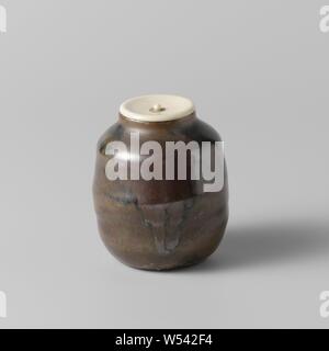 Tee Caddy mit einem goldenbrown Glasur, Staub Kaffee oder chaire mit Elfenbein Deckel, teilweise überdacht mit einer Goldenen braun Glasur. Der untere Teil der Bus ist Unglasiert. Alte Etikett auf der Innenseite mit 'kinkwazan'. Kinkazan., anonym, Japan, C. 1600 - C. 1800, Steinzeug, Glasur, deksel, Verglasung, h 7,4 cm h 7,2 cm, d 3,6 cm, d 6,4 cm d 4,2 cm h 0,7 cm x T 3,6 cm Stockfoto