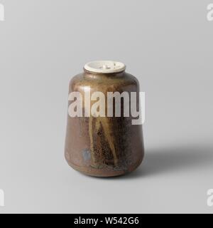 Tee Caddy mit einem goldenbrown Glasur, Staub Tee kann oder Steinzeug chaire mit Elfenbein Deckel, teilweise überdacht mit einer Goldenen braun Glasur. Der untere Teil der Bus ist Unglasiert. Alte Aufkleber auf der Unterseite mit 'W632'. Seto im Stil von Hafugama., anonym, Japan, C. 1600 - C. 1800, Steinzeug, Glasur, deksel, Verglasung, H 10 cm x t 8 cm Stockfoto