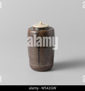 Tee Caddy mit einem goldenbrown Glasur, Staub Kaffee oder chaire aus Steingut mit einem Deckel Elfenbein, teilweise überdacht mit einer Goldenen braun Glasur. Der untere Teil der Bus ist Unglasiert. Alte Aufkleber auf der Unterseite mit 'W638'. Seto., anonym, Japan, C. 1600 - C. 1724, Edo-Periode (1600-1868), Steinzeug, Glasur, deksel, Verglasung, H 10 cm x t 6 cm Stockfoto