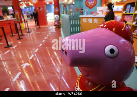 Menschen besuchen die Ppeppa Schwein - themed Pop-up Stores auf den bevorstehenden Film "Peppa feiert das Chinesische Neue Jahr vorheizen" in Shanghai, China, 22. Januar 2019. Stockfoto